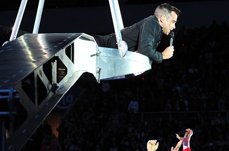 Robbie Williams lakuje s fanouky pi koncertu ze ry Take That (Sunderland,