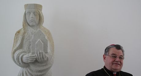 Arcibiskup praský Dominik Duka v Senátu poehnal sochu sv. Aneky.