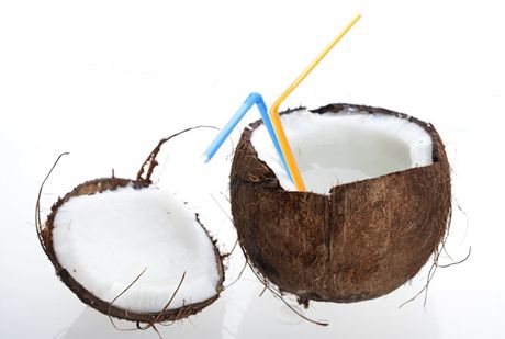 Kokosové mléko je dokonalou ingrediencí pro letní koktejly. (Ilustraní snímek)