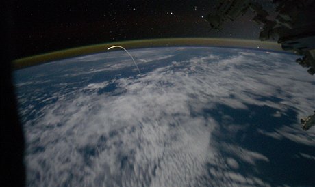 Fotografie dne: Posádka ISS vyfotografovala vracející se raketoplán Atlantis.