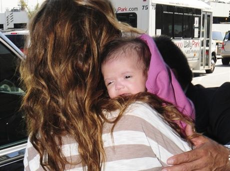 Denise Richardsov se svou adoptivn dcerou Eloise Joni