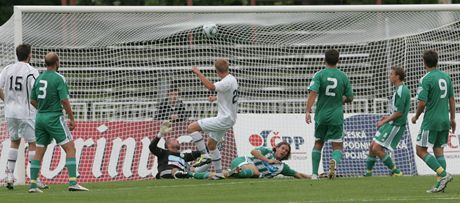 MÍ V SÍTI. Hrái stíkovských Bohemians (v zeleném) jen smutn pihlíí, jak