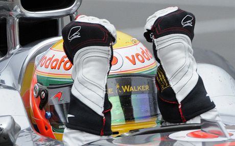 TRIUMF. Lewis Hamilton zved ruce nad hlavu. U v, e vtzstv ve Velk cen