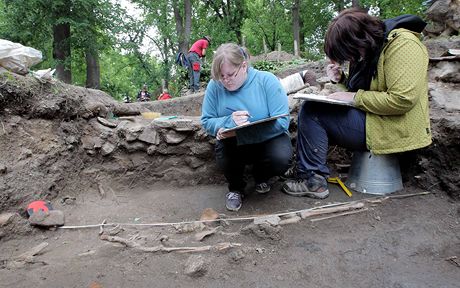 Studenti Jihoeské univerzity v rámci letní archeologické koly pomáhají