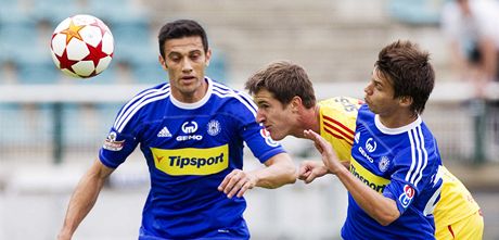 Momentka z duelu Dukla (ve lutých dresech)- Olomouc, kterým odstartoval nový