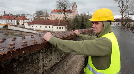 Nýtový most v Brandýse nad Labem tsn ped demolicí, v pozadí provizorní devná lávka pro pí, kterou o víkendu podemlelo rozvodnné Labe.