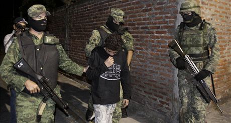 Mexická policie zatýká trnáctiletého mexického zabijáka Edgara Jimenéze Lugu