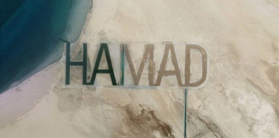 Miliardářský šejk Hamád bin Hamdán an-Nahaján nechal vepsat své jméno do pouště.