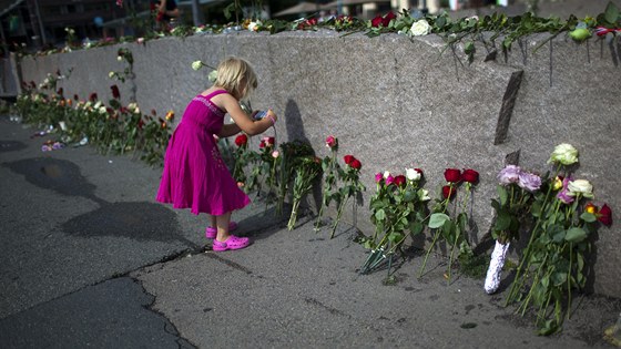 Norové truchlí za obti Breivikova vradní. (26. ervence 2011)