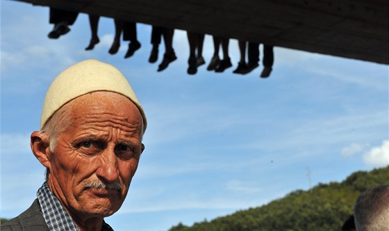 Kosovský Albánec na pohbu zabitého písluníka kosovské policie (28. ervence