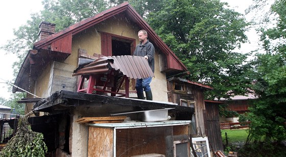 Oldich Jený z Raspenavy vyhnal ovce na jiný pozemek, odvezl zemdlské stroje a cirkulárku vynesl na stechu klny.