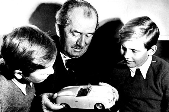 Ferdinand Porsche ukazuje vnouatm jeden z model aut.
