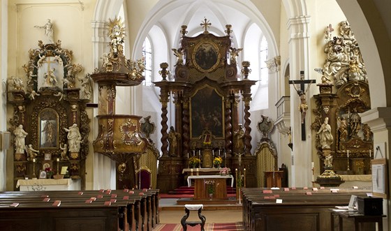 Interiér kostela v Trmicích