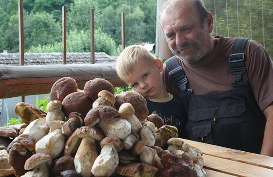 Houba Pavel Polomis se svým vnukem a spoleným úlovkem stovky pravých hib,