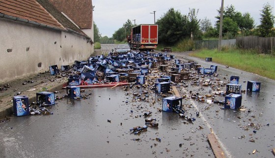 U Hodic na jihlavsku havaroval náklaák s pivem.