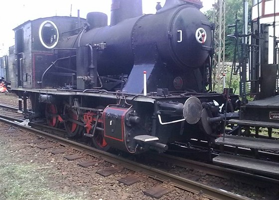 V Jihlavě vykolejil v pátek dopoledne historický vlak. Jeli v něm pouze