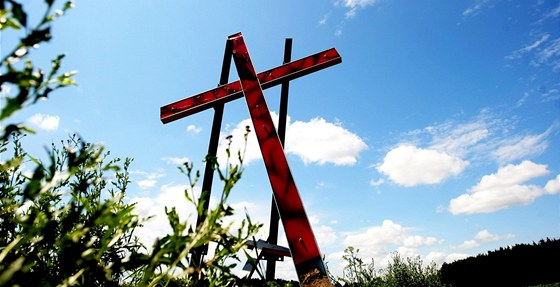 Kříž na louce Budínka u Dobronína v místě, kde byly v roce 2010 nalezeny ostatky německých starousedlíků.