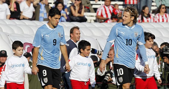 TAHOUNI. Uruguaytí útoníci Luis Suarez a Diego Forlán nastupují k finálovému