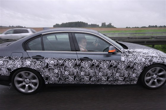 Pipravovaná nová generace BMW ady 3 pi testech na nmecké dálnici v okolí