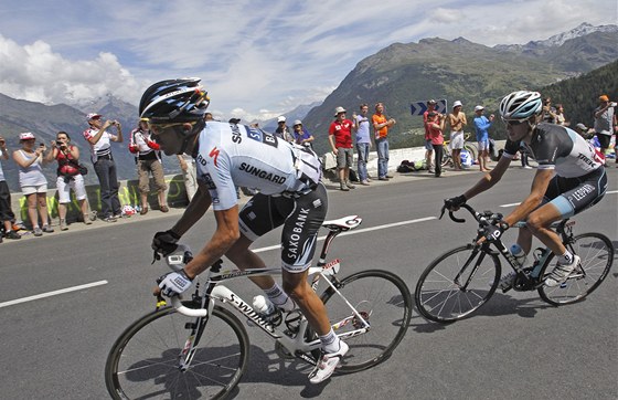 NEVZDÁM SE. Alberto Contador (vlevo) upaluje na vrchol Galibieru ped Andym