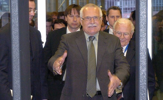 Ilustrační snímek. Na fotografii z 9. května 2004 prezident Václav Klaus