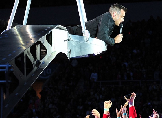 Robbie Williams lakuje s fanouky pi koncertu ze ry Take That (Sunderland,