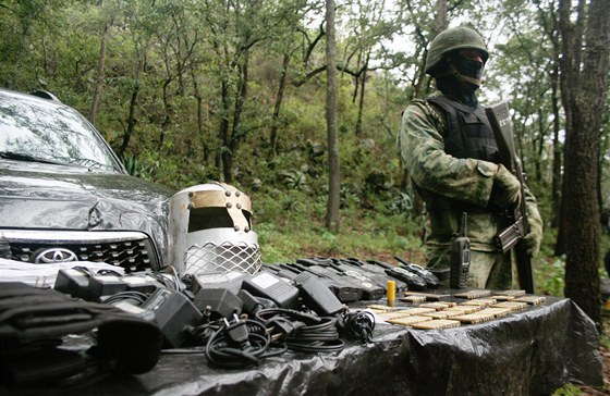 Mexický voják stojí u munice a vysílaek, které lenové armádního komanda