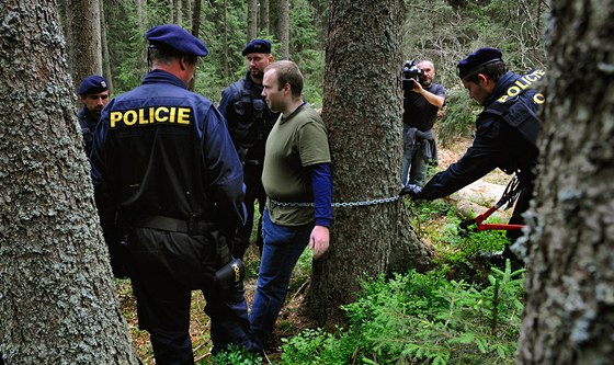 Ekologití aktivisté blokují kácení strom u Ptaího potoka na umav. (26....