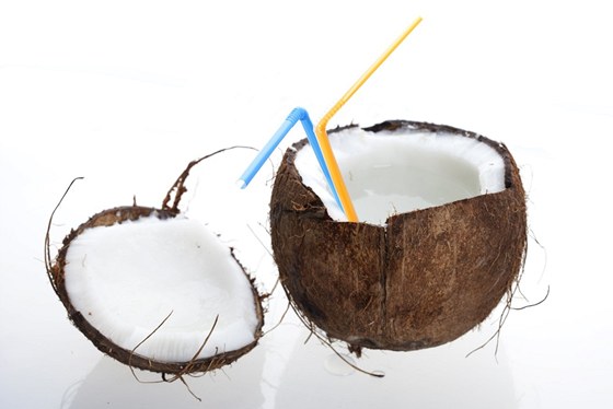 Kokosové mléko je dokonalou ingrediencí pro letní koktejly. (Ilustraní snímek)