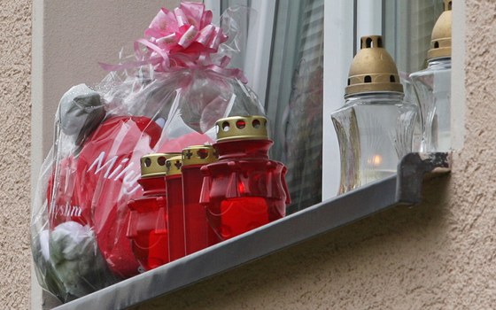 Plyák a svíky na okn pokoje ubodané jedenáctileté dívenky