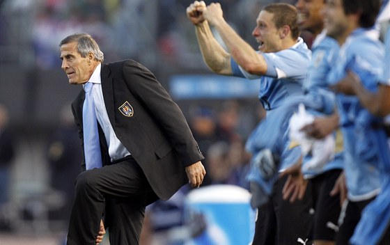 MU V POPEDÍ. Zatímco uruguayská lavika skáe radostí, trenér Oscar Tabárez