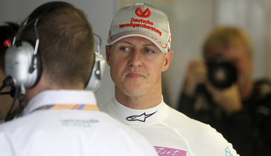 JAK JSME NA TOM? Michael Schumacher se v sezon mockrát nedokal odpovdi, e dobe.