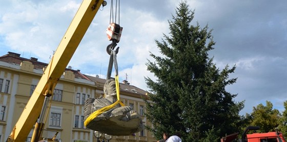 Sthování sochy Frantika Ulricha z námstí Svobody v Hradci Králové. (19....