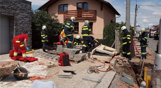 Záchranái vyproují dlníka, kterého v Hradci Králové zavalil iroký betonový