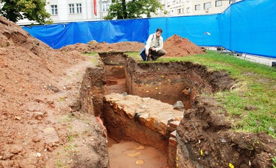 Ne se zane stavt dalí úsek dálnice D11, prozkoumají pozemky archeologové. Na snímku pracují na hradeckém námstí 28. íjna.