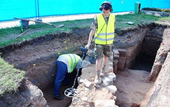 Archeologický průzkum na náměstí 28. října v Hradci Králové odhalil základy