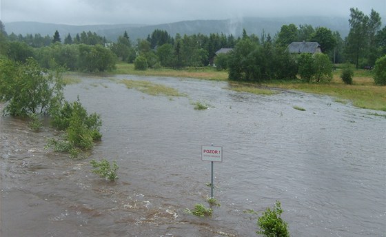 Rozvodnná Divoká Orlice v Orlickém Záhoí na Rychnovsku. (22. ervence 2011)