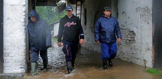 Ddina zpsobila kody i na Rychnovsku a zaplavila statek rodiny Mareových.