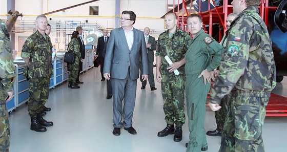 Ministr obrany Alexandr Vondra na vojenské základn v Námti nad Oslavou 