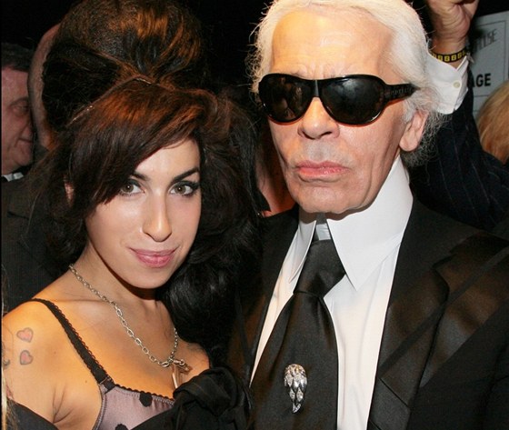 Amy Winehouse a návrhá Karl Lagerfeld 