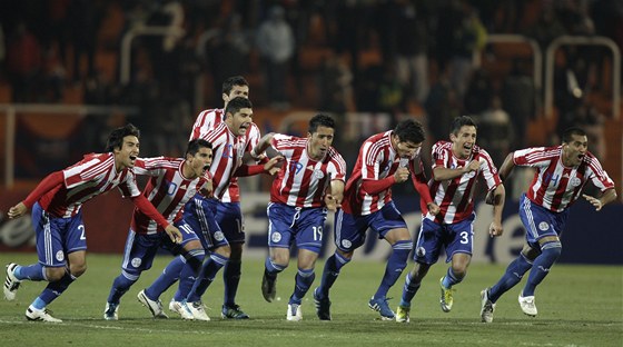 POSTUP. Dario Veron práv promnil rozhodující penaltu a fotbalisté Paraguaye