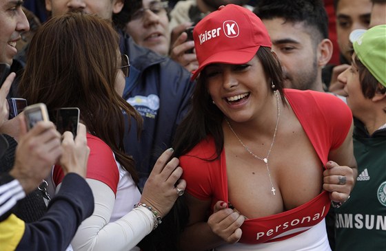 CELEBRITA MEZI FANOUKY. Larissa Riquelme proslavila na MS 2010 a te znovu