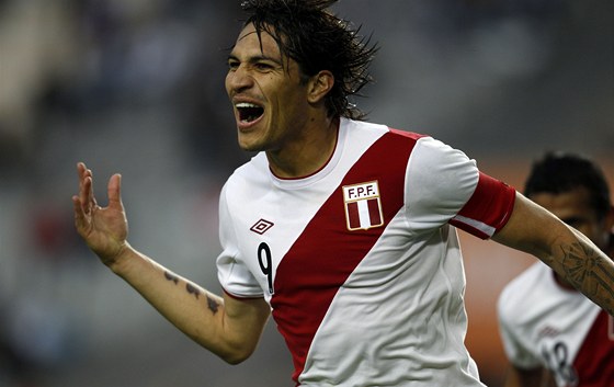 KANONÝR. Peruánec Paolo Guerrero se proti Venezuele blýskl hattrickem. 