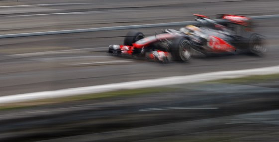 Lewis Hamilton s vozem McLaren.