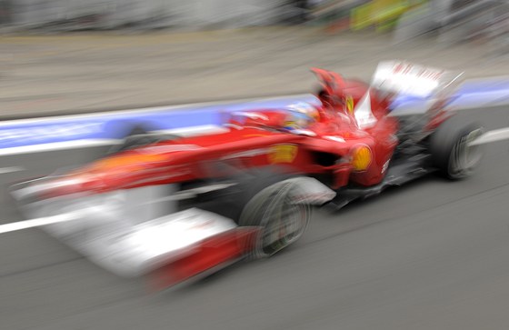 NABÍRÁ RYCHLOST. Ferrari zaíná zlobit soupee a Alonso u pomýlí na titul z F1.