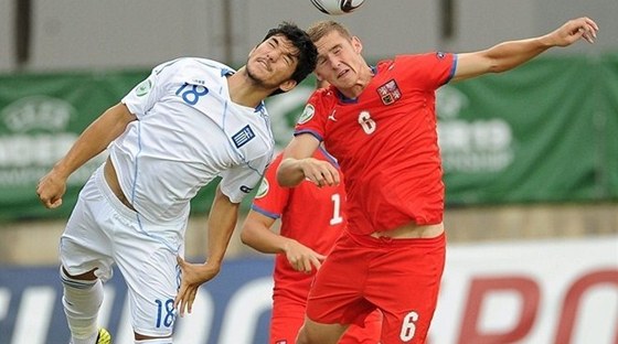 len fotbalové devatenáctky Pavel Kadeábek (vlevo) v hlavikovém souboji s