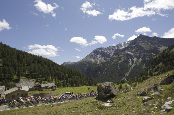 Horské títy na pozadí pelotonu Tour de France