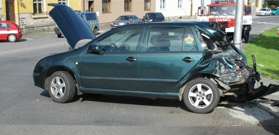 Rychlík zachytil auto na pejezdu v Protivín. idi zejm kvli slunci