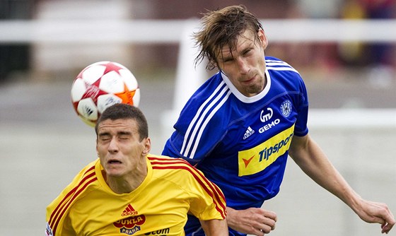 Momentka z duelu Dukla (ve lutých dresech) - Olomouc, kterým odstartoval nový