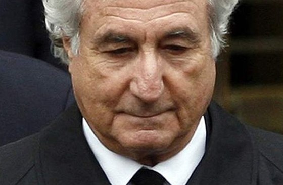 Finanní podvodník Bernie Madoff (a snímku) zemel ve vzení. Sebevradu spáchal jeho starí syn Mark a nyní i sestra Sondra a vagr Marvin.